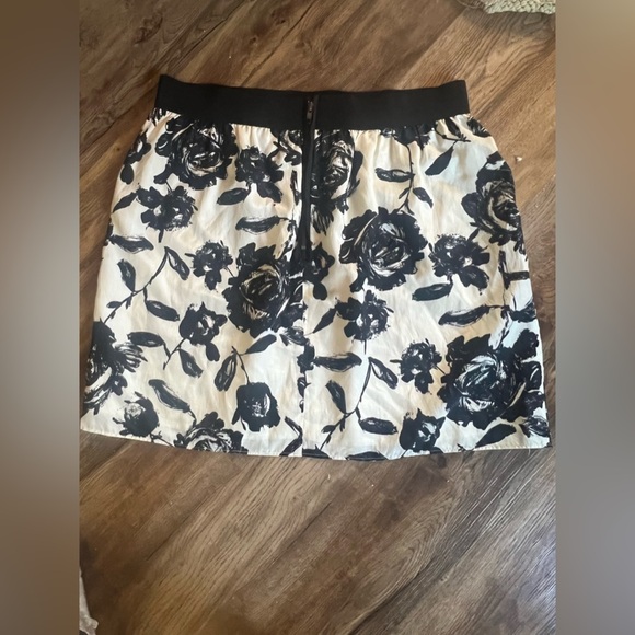Loft by Ann Taylor ladies skirt size 14. Good condition. Elastic waist zipper - Picture 9 of 9